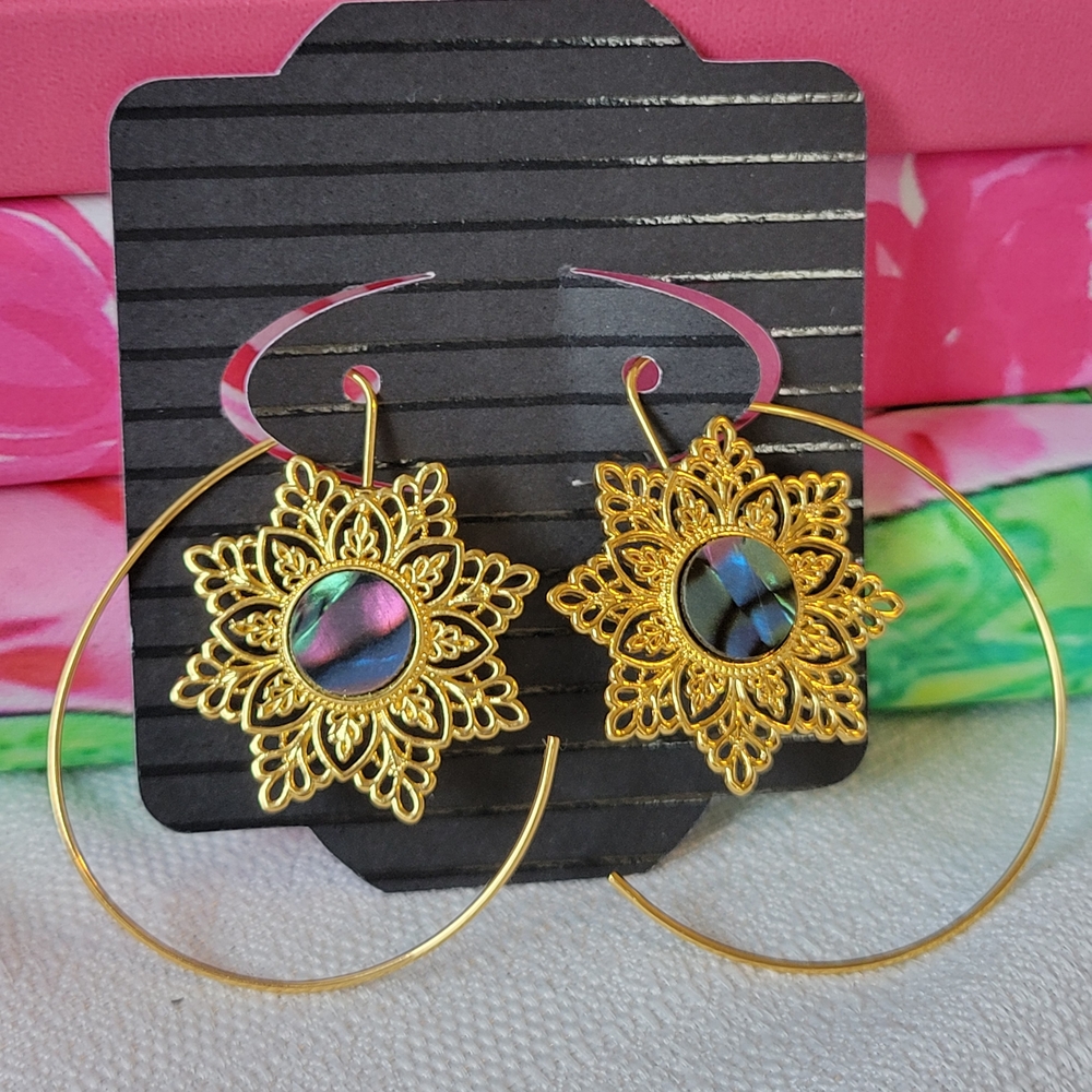 5/$25💎 Gold Filigree Hoop Earrings with Iridescent Center